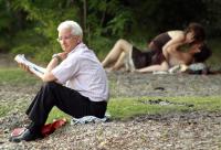 Интересно, что же он читает?