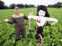 Пугало Эми Уайнхаус хорошо отпугивает ворон