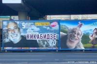 От улыбки хмурый день светлей