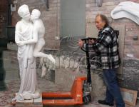 Скульптор из Луганска Николай Шматько работает над изваянием &quot;Поцелуй Иуды&quot; с образом Ю.Тимошенко и В.Ющенко