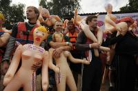 В Лосево Ленинградской области состоялся ежегодный заплыв на надувных резиновых женщинах.