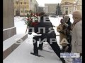 Липецкие коммунисты возлагают цветы памятнику Ленина.