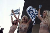Акция FEMEN возле Газпрома: «Стоп газовый шантаж!»