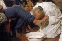 Бывший кардинал Хорхе Марио Бергольо, избранный новым главой Римской католической церкви, моет ноги пациентам «Hogar de Cristo» (приют для наркоманов), во время Великого четверга