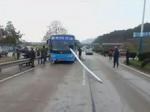 Водитель автобуса в Китае с невероятной реакцией спас 26 пассажиров, когда в кабину влетел фонарный столб