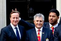 Регбист наставил «рожки» премьер-министру Британии