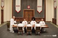 Реклама «Стань королем блефа» — на картинке совещание «Ку-клукс-клана»