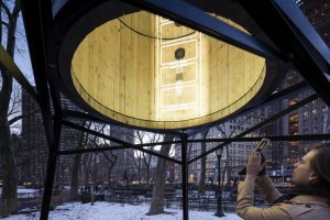 В нью-йоркском парке разместили арт-инсталляцию с оптическими иллюзиями, помещенными в водонапорные башни