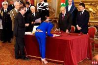 Министр конституционных реформ Италии (в центре, в синем)