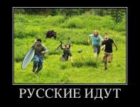 Девочка пишет сочинение.