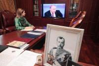 Поклонская смотрит пресс-конференцию Путина у себя в кабинете