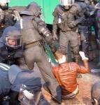 Немецкий полицейский помогает женщине с укладкой волос, пока та ищет заколку