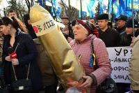 Митингующие принесли Яценюку “пулю в лоб”