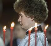 Служитель церкви во время пасхальной службы в храме Христа Спасителя