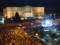 Вечер в Греции. Афины. Площадь Конституции. Греки вышли на улицы чтобы поддержать свое правительство