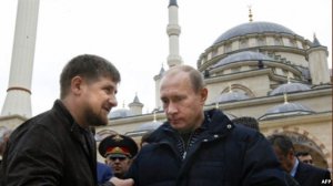 Путин назвал эффективной работу Кадырова (По мнению президента России, глава Чечни квалифицированно руководит республикой)