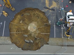 Дрон заснял гигантскую дыру, поглотившую часть дороги в штате Орегон