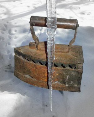 Утюг против сосулек: коммунальщики шокировали жителей Москвы технологиями уборки наледи