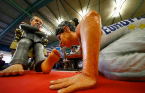 Немецкие скульпторы высмеяли отношение Европы к режиму Эрдогана: одна из скульптур, выполненная из папье-маше, воссоздает женскую фигуру, целующую ноги президенту Турции