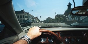 Почему в личном авто ехать хорошо, а в общественном уныло