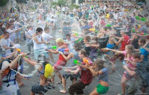 В Санкт-Петербурге молодежь устроила перестрелу освежителем воздуха