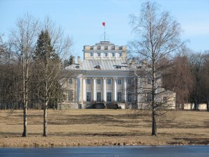 Всем хорошего здоровья! Это радио "Зазеркалье". Мы вещаем из Кащенко: В известной психбольнице работает первое в России радио душевнобольных