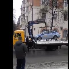 Видео: В Казани эвакуатор увез на штрафстоянку автомобиль ДПС