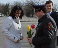 "Цветочный патруль" поздравил женщин с праздником