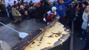 Гигантский блин не смогли испечь в Москве, поскольку он прилип и порвался