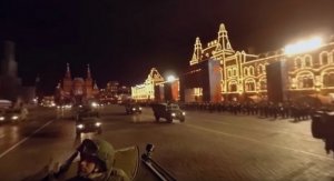 Панарамное видео 360: Ночная репетиция парада Победы на Красной площади из кабины «Тигра»