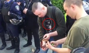 Украинец в "модной" майке поджигает отнятую у ребёнка георгиевскую ленточку [Фото-документалистика]