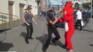 Зоозащитники подрались с сотрудниками сети ресторанов Burger King в центре Москвы.