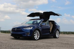 Команду Consumer Reports не впечатлила Tesla Model X