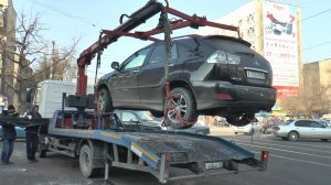 Госдума разрешила забирать машины со штрафстоянки до оплаты