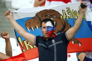 ["Stupid attacks on Russia"] Дурацкие нападки на Россию только укрепляют Владимира Путина. Сочинения ленивых и думающих о заговорах авторов западных СМИ помогают ему поддерживать осадный менталитет