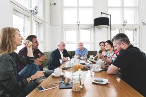 Громкий скандал разгорается из-за "элитных москвичей", которые не терпят "саранчи" со столичных окраин. Жители элитного района Москвы в телеэфире пожаловались друг другу на засилье "понаехавших"