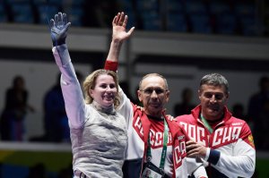 Тренер сборной РФ по фехтованию пострижется наголо из-за пари