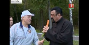 Стивен Сигал приехал в Белоруссию подавать щи и попробовать морковку Лукашенко