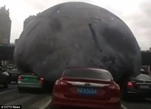 Гигантская надувная "луна" прокатилась по китайскому городу