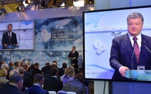 "Россия лезет в голову Западу". Порошенко обвинил РФ в разрушении западных ценностей (Порошенко опасается построения "альтернативной": циничной и эгоистичной Европы)