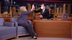 Телеведущий в США надел медицинскую маску во время интервью с Клинтон