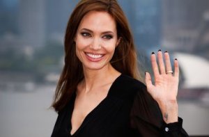 Российский писатель предложил Джоли переехать к нему в Коломну