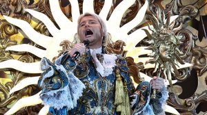 [«Великий бал у Сатаны»] К Цезарю пришел Король с Примадонной и Императрицей. Афродита и Клеопатра замыкали шествие