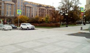 [«Моя улица»] В центре Москвы появились первые 12 наземных приподнятых пешеходных переходов на одном уровне с тротуарами: широкий «лежачий полицейский» плюс «зебра»