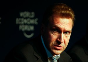 Оптимист. Шувалов предложил делать двери в подъезды стеклянными