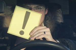 Молодых водителей ограничат в скорости и заставят выделяться в потоке