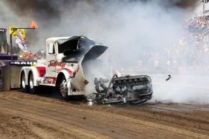 В США во время дрэг-рейсинга у грузовика выбросило мотор наружу