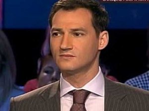 «Помог выйти ударом в глаз». Ведущий ток-шоу на ТВЦ Роман Бабаян спровоцировал драку после получения утвердительного ответа на вопрос «живут ли россияне в говне?»