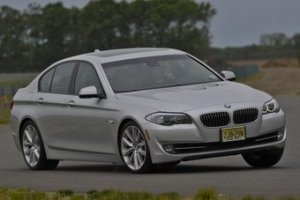 Угонщика BMW дистанционно заперли в машине