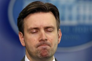 Трамп назвал пресс-секретаря Белого дома "глупым парнем"